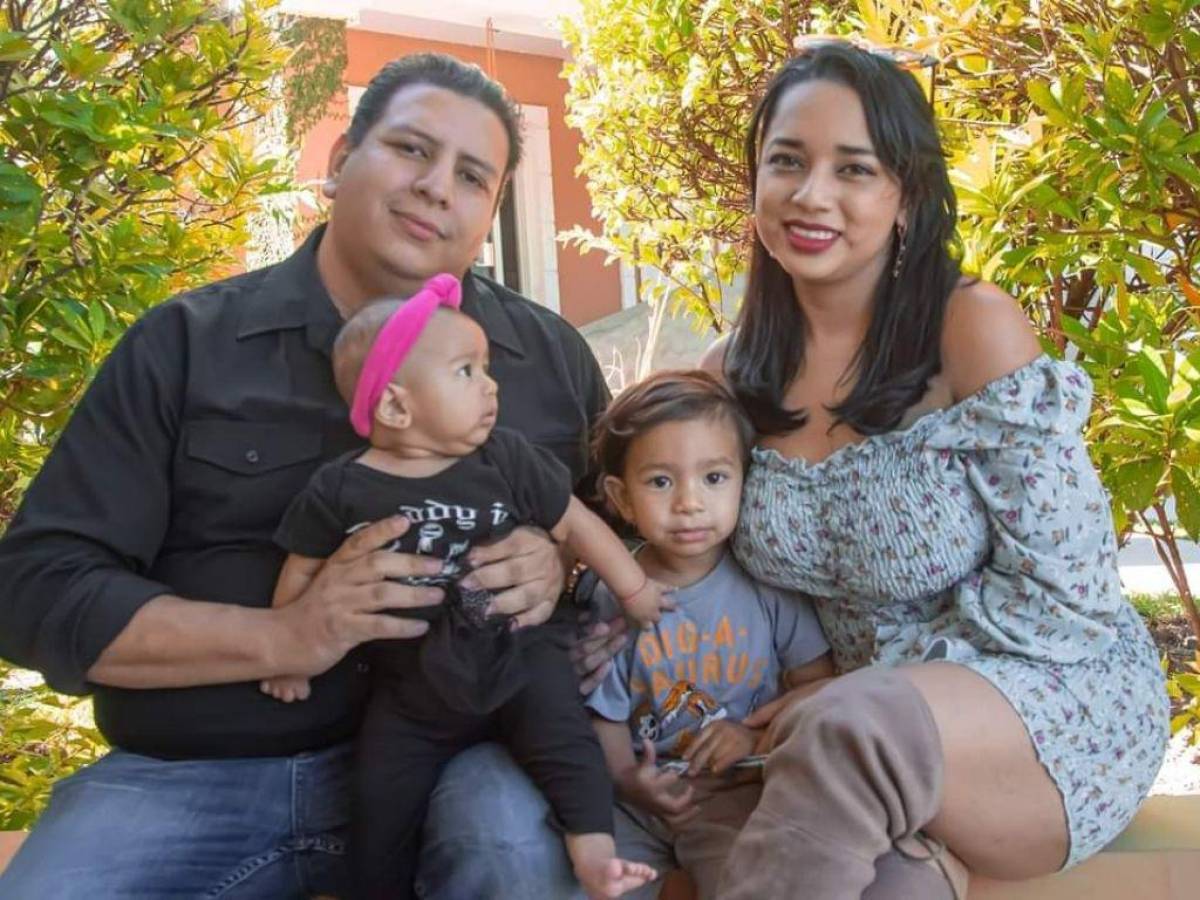 Josselin Oyuela junto a su esposo Erick López y sus hijos Engel y Meredith.