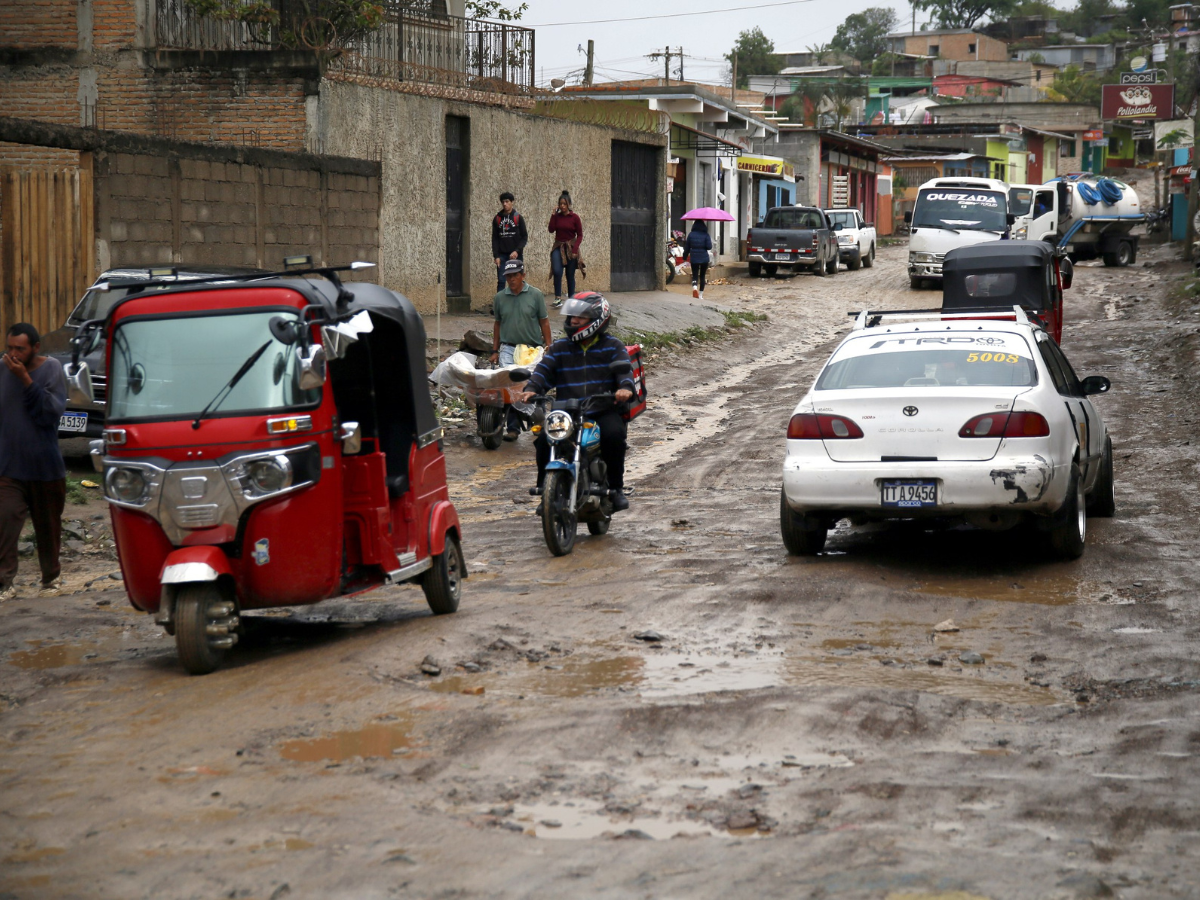 Lluvia expone el olvido y los daños en las calles del Distrito Central