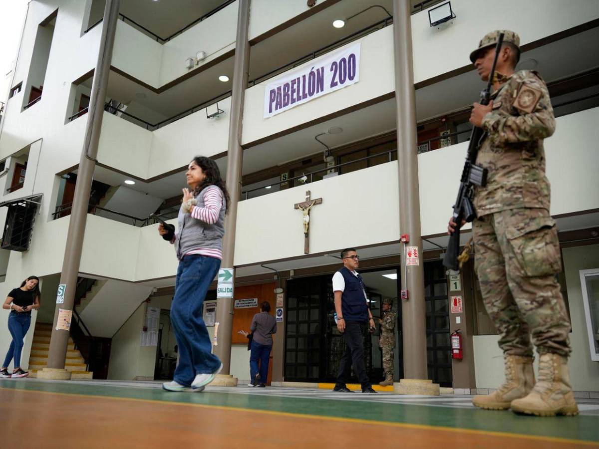 Segunda vuelta con falta de material en mesas: así se desarrollan las elecciones en Perú