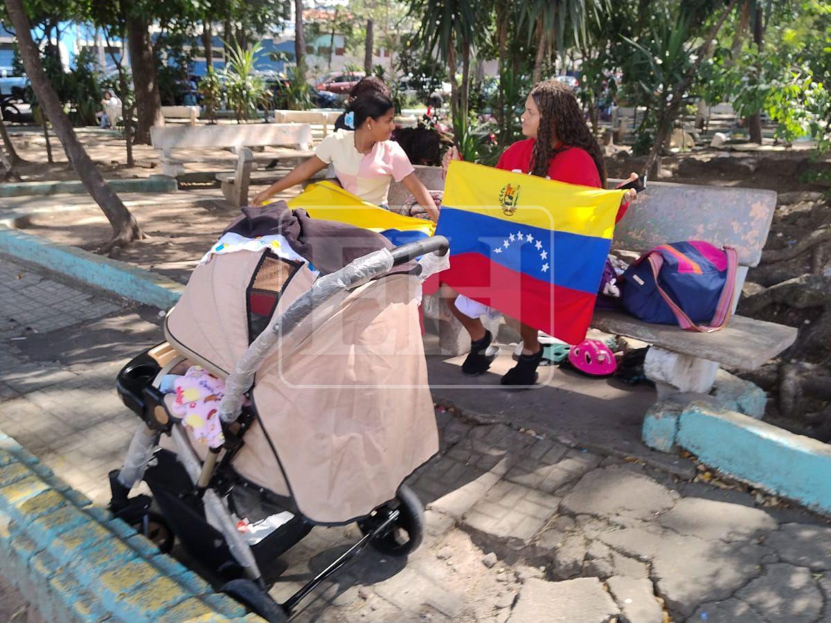 Con su bebé nacida en Honduras, migrante venezolana celebra caída de Nicolás Maduro