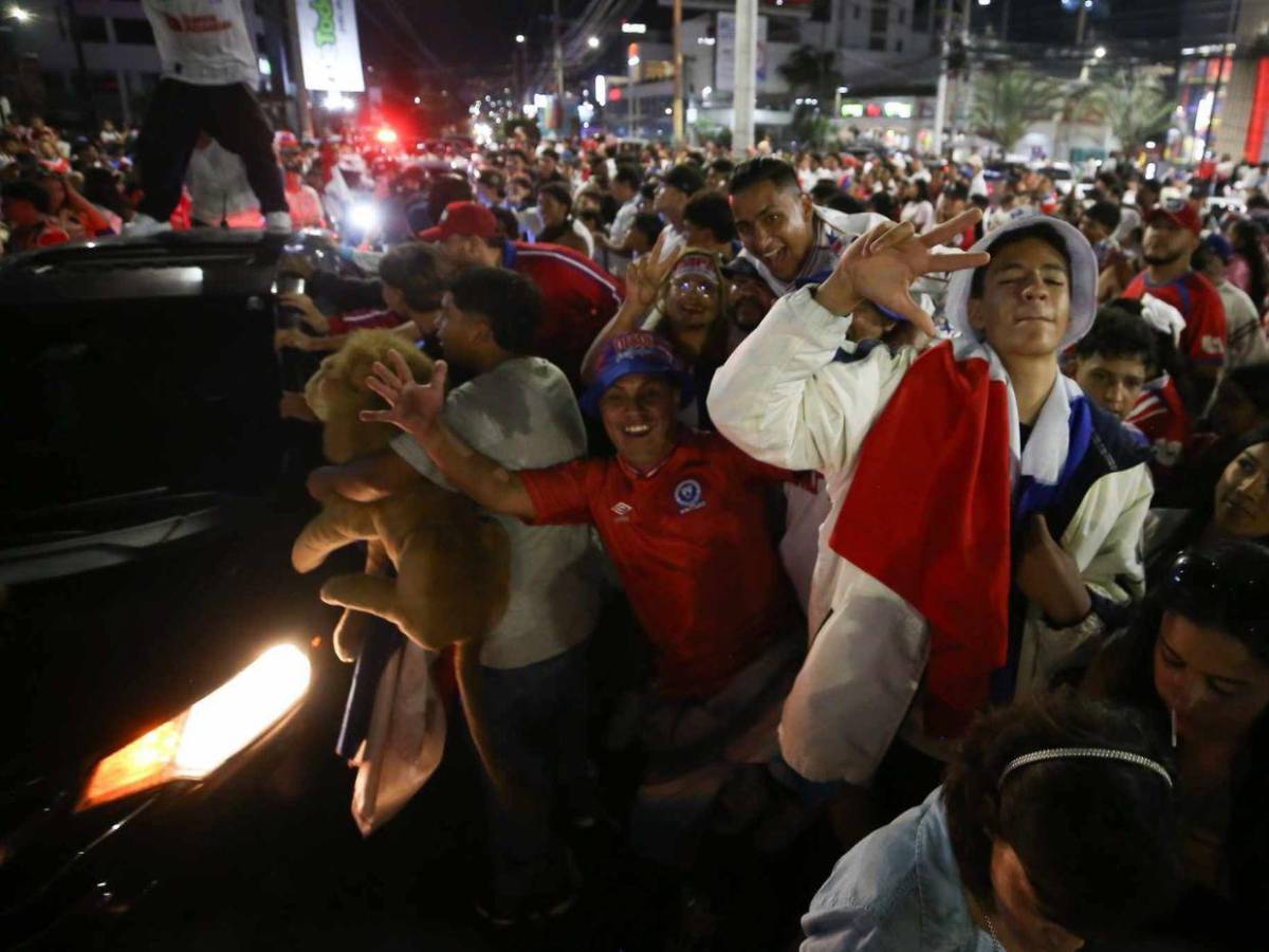 ¡Locura en bulevar Morazán! Así festejan los olimpistas el título 39