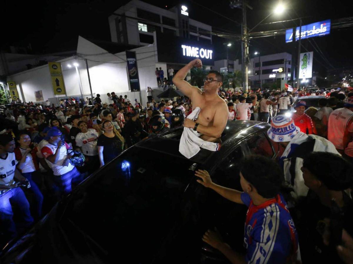 ¡Locura en bulevar Morazán! Así festejan los olimpistas el título 39