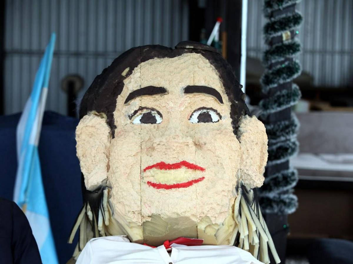 Creativos Años Viejos se preparan para despedir el 2025 en la capital