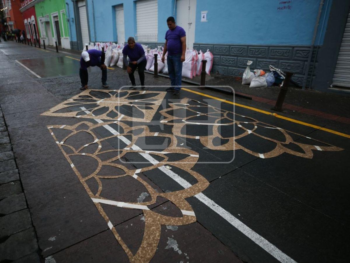 El centro de Tegucigalpa se pinta de colores con las alfombras de aserrín para el Domingo Santo