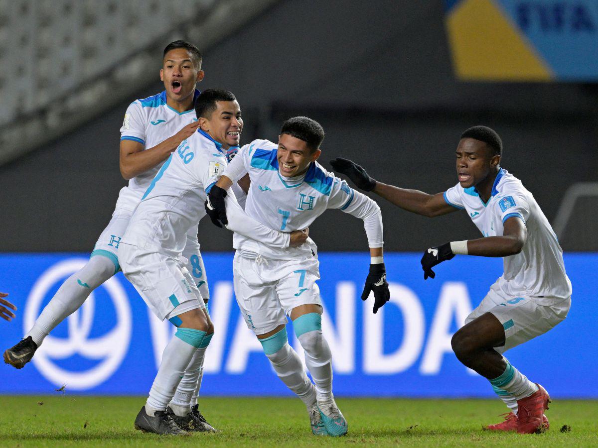 Los jugadores hondureños celebran el gol de Odín Ramos.