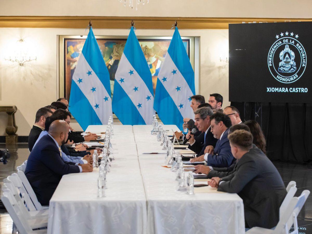 Gobierno busca primer crédito con la CAF por 350 millones de dólares