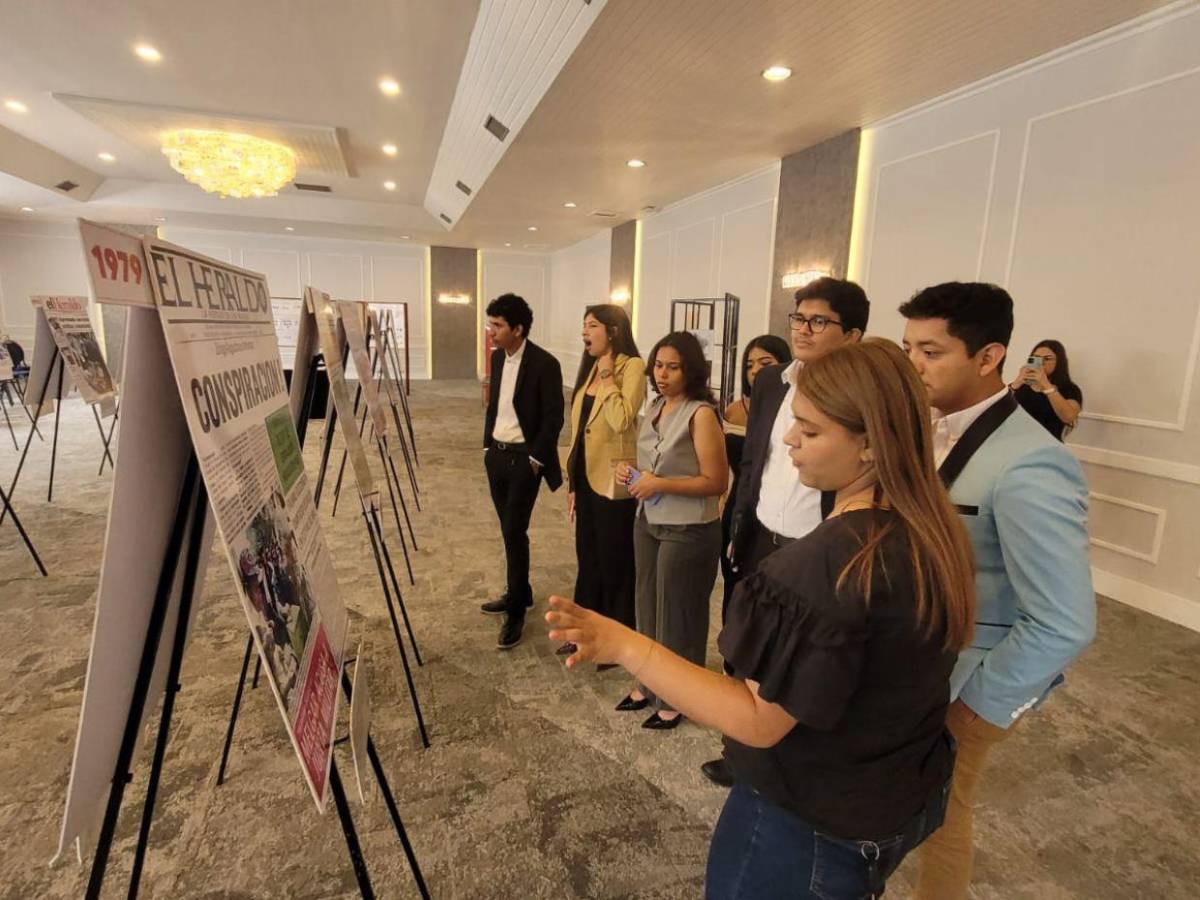 Estudiantes recorren Exposición Filatélica y de Portadas de El Heraldo