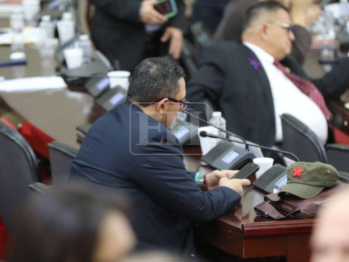 Así se presentó Edgardo Casaña al CN luego de aprobar un código de vestimenta a diputados