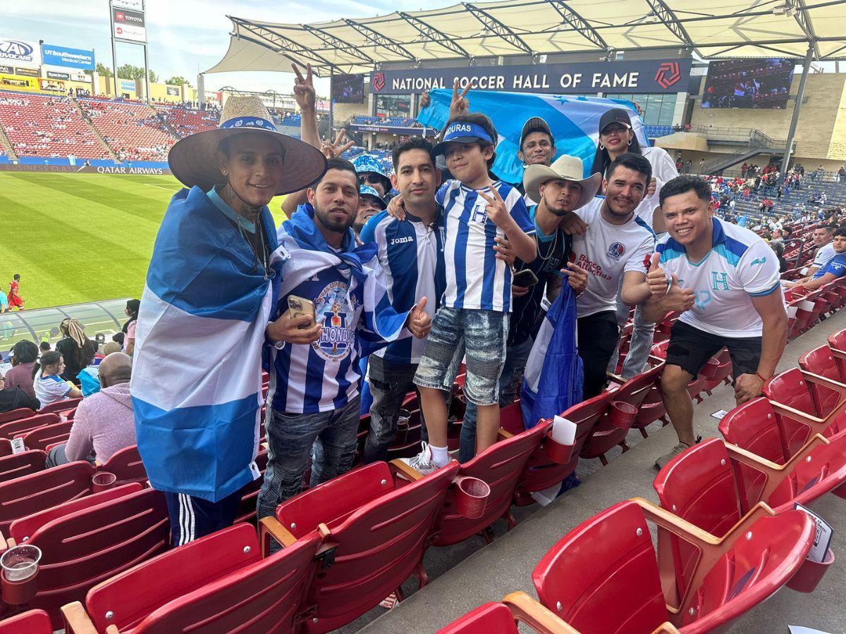 Poco a poco, los aficionados comienzan a tomar lugar en el Toyota Stadium.