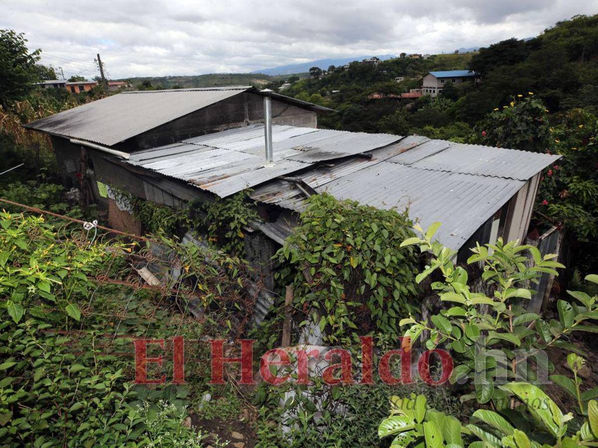 Cuando llueve el insomnio acompaña a los residentes del bloque D de la colonia Dora de Asfura por la amenaza de deslizamiento.