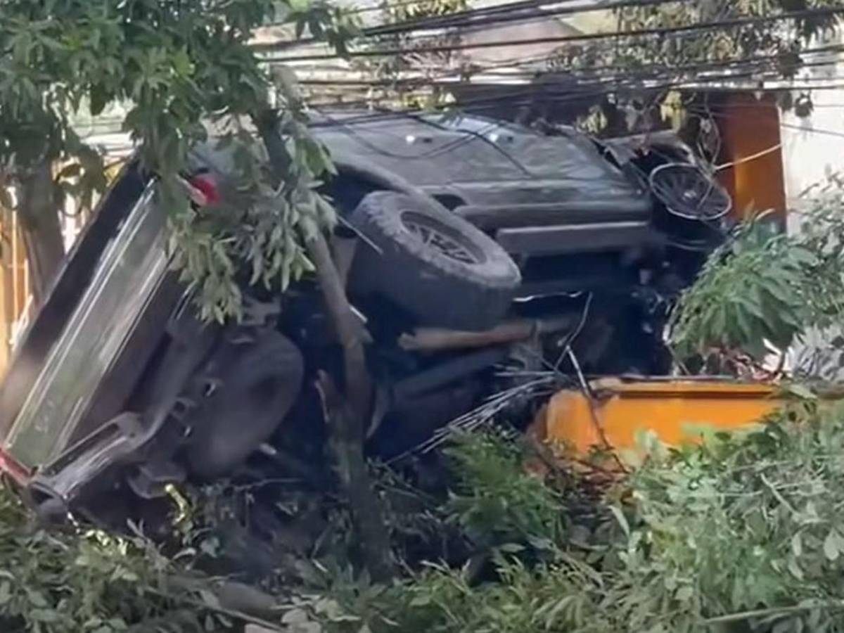 Conductor intenta huir de la Policía y termina incrustado en una casa en SPS
