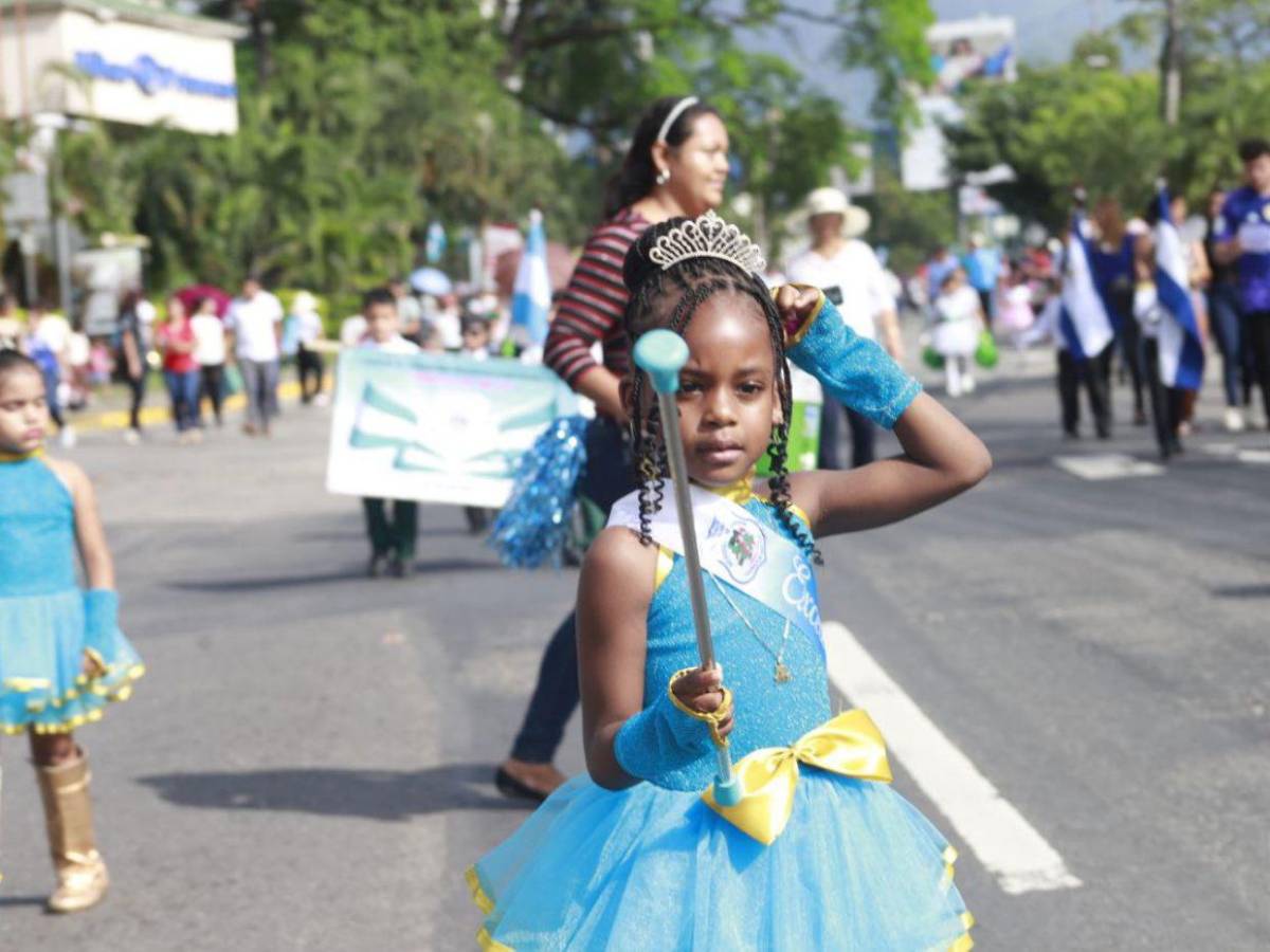 Con color y alegría, niños de San Pedro Sula honran a la patria en desfiles