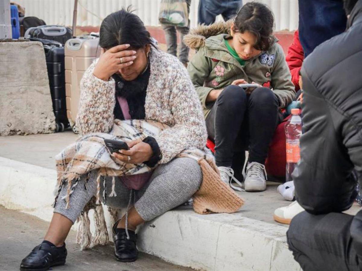 Angustia y lamentos: migrantes varados en México sufren cancelación del programa CBP-One