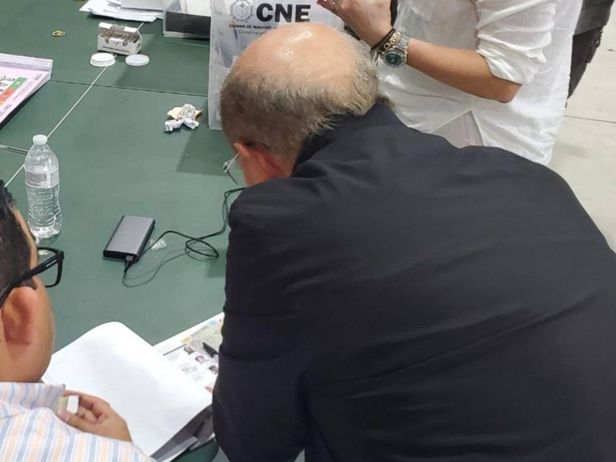 Con alegría y emoción: Así llegó a votar Hugo Noé Pino, vicepresidente del CN