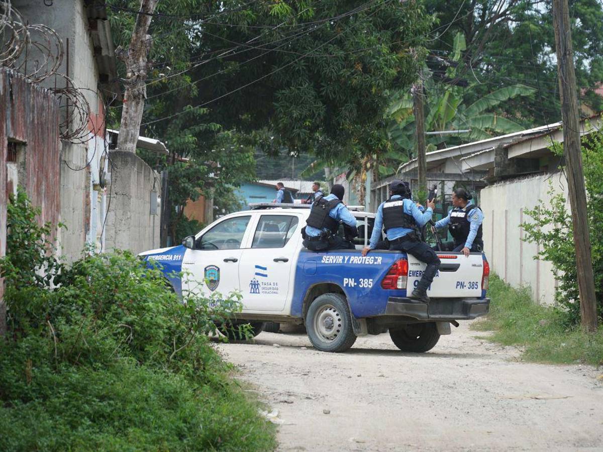 Policías encienden las sirenas para no enfrentarse con los delincuentes
