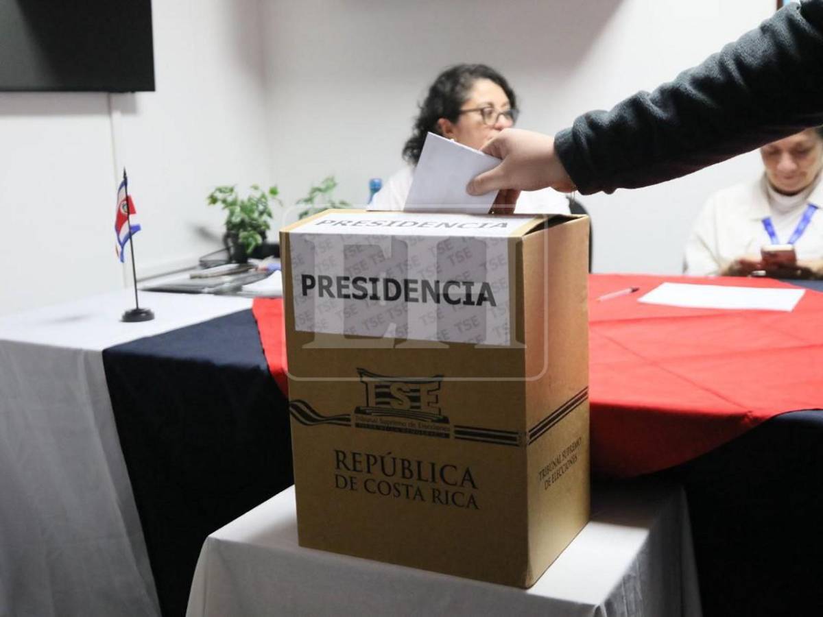 Costarricenses en Tegucigalpa votan para elegir presidente y diputados de su país