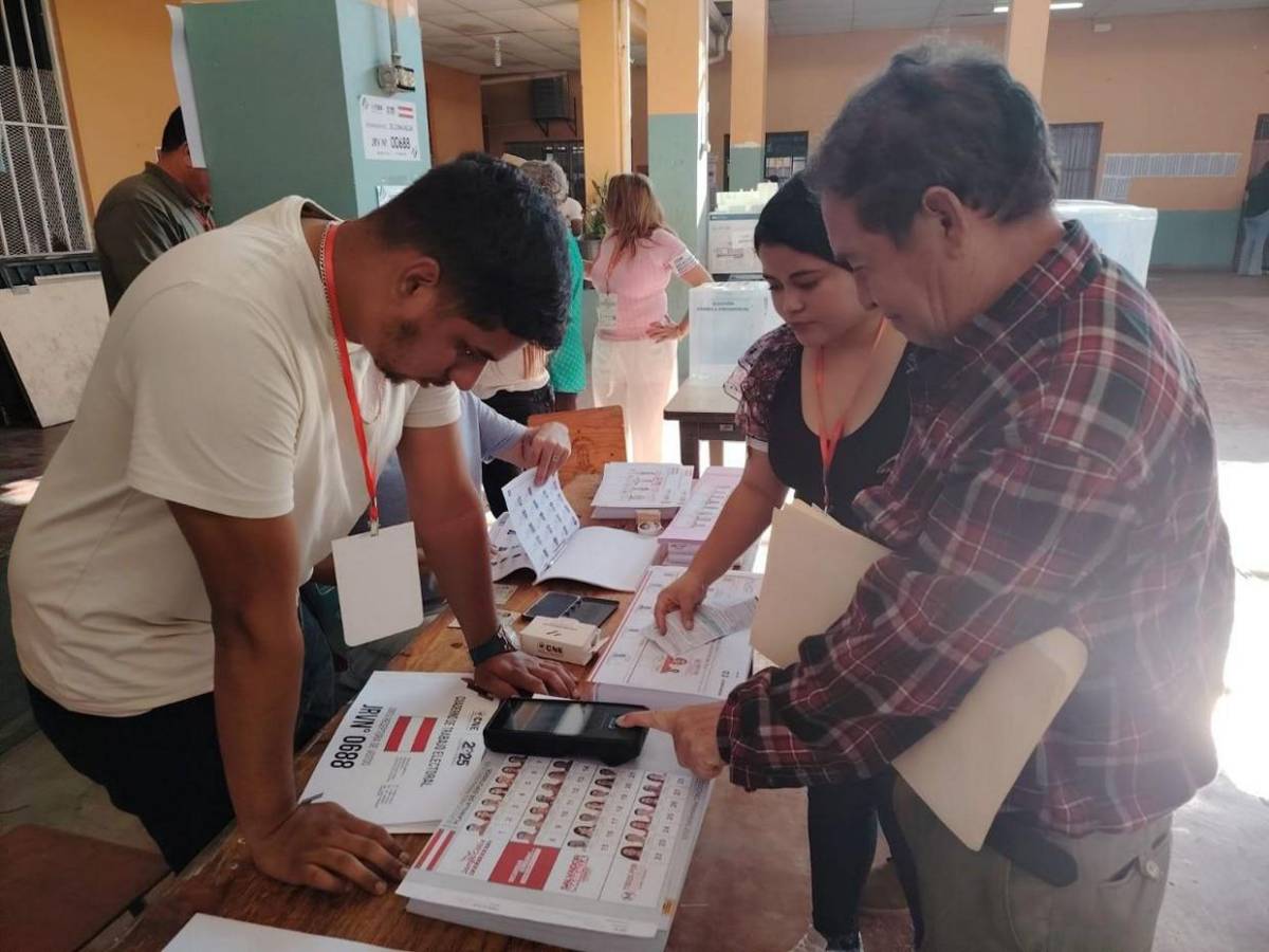 Hondureños votan con sistema biométrico, protagonista en las primarias 2025