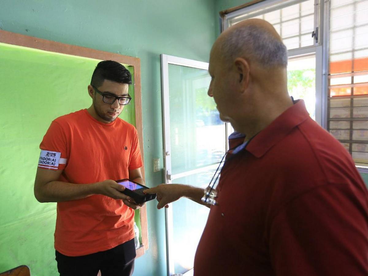 Hondureños votan con sistema biométrico, protagonista en las primarias 2025