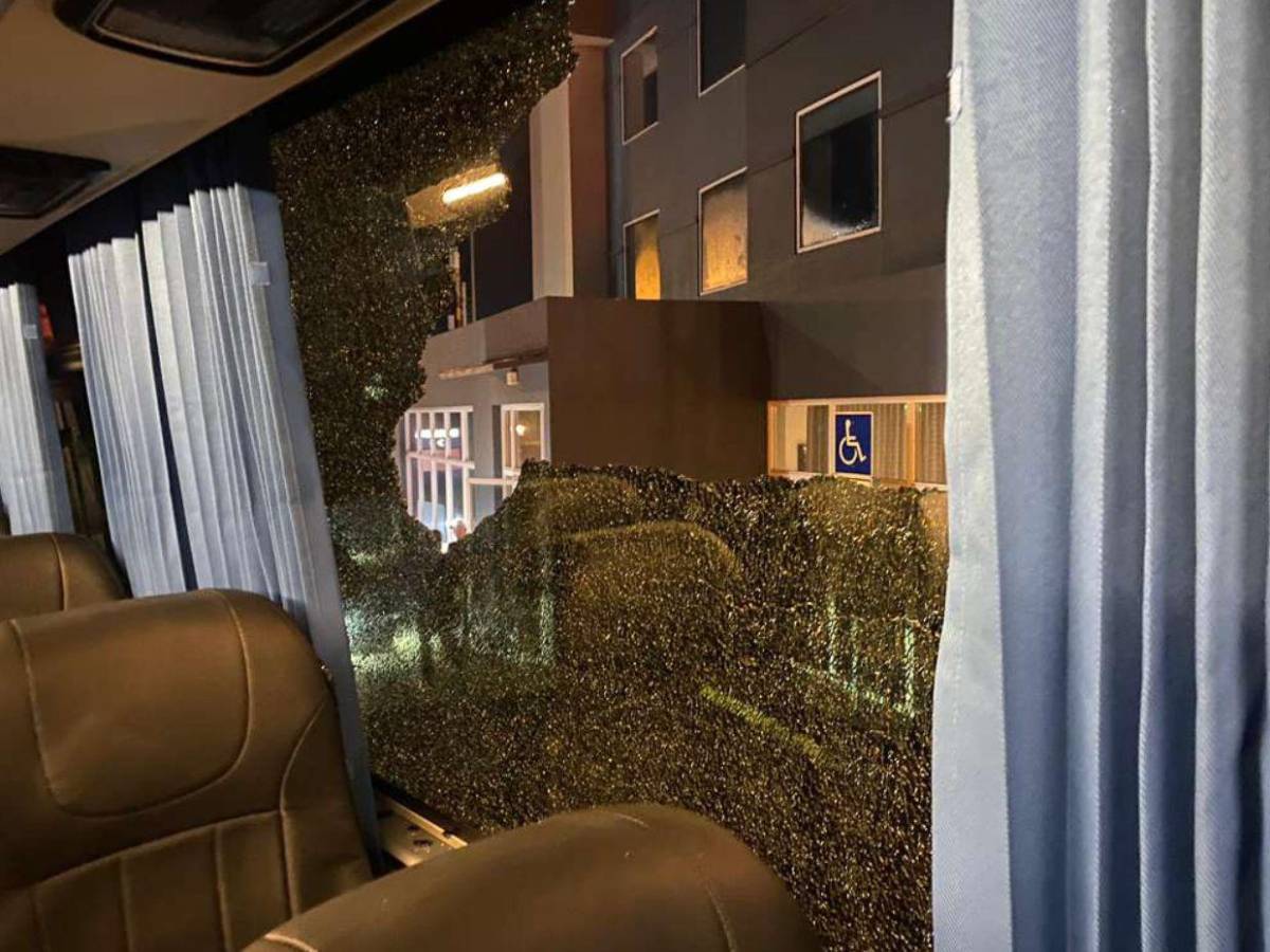Reprochable: así quedó el bus de Olimpia tras ser atacado por aficionados de Alajuelense