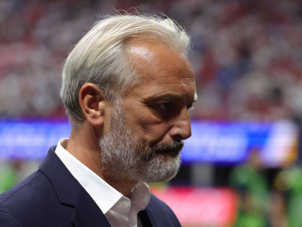 Eliminaron a su selección del Mundial y en conferencia notificaron la muerte de su padre