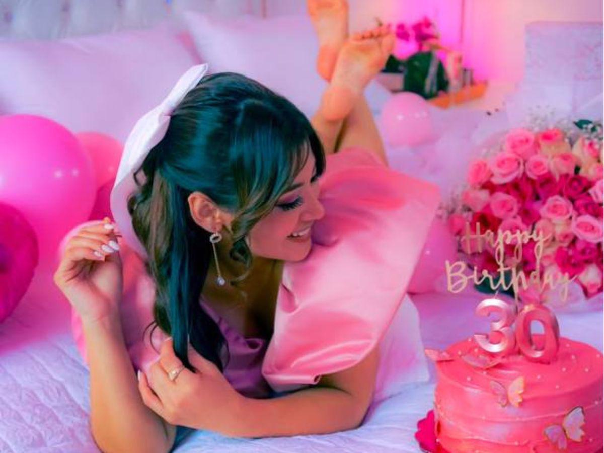 ¡Bienvenidos los 30! Milagro Flores celebra con romántica cena y espectaculares fotos su cumpleaños