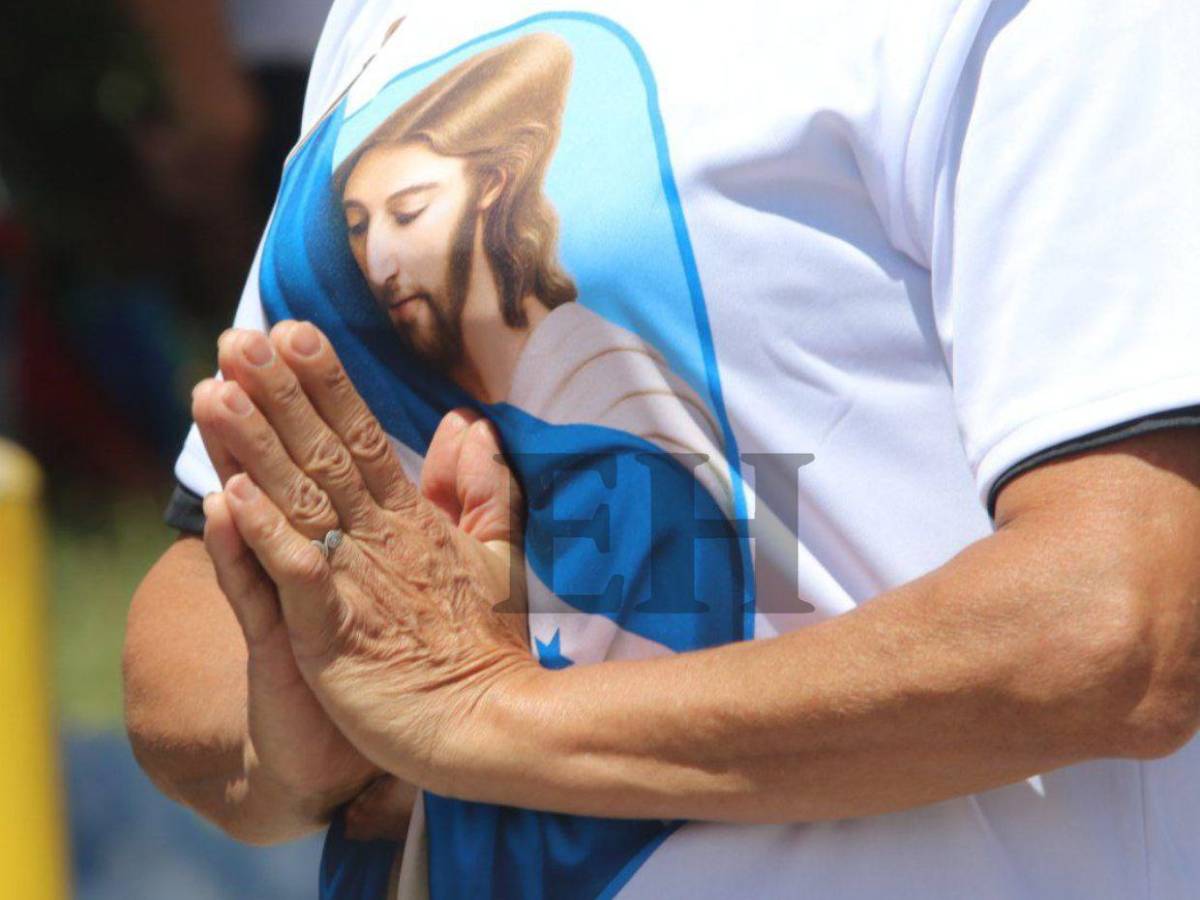 Multitud llena de fe: Las mejores imágenes de la caminata de las iglesias