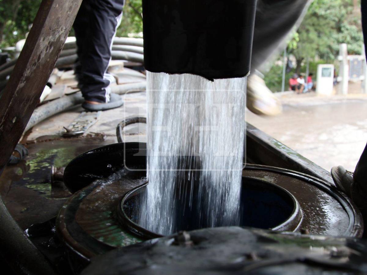 Capitalinos enfrenta escasez de agua pese a reparto con cisternas públicas