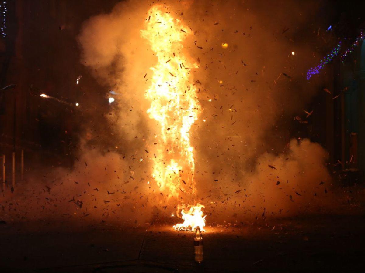 Las llamas iluminaron las calles, creando un ambiente festivo y compartido en toda la ciudad.