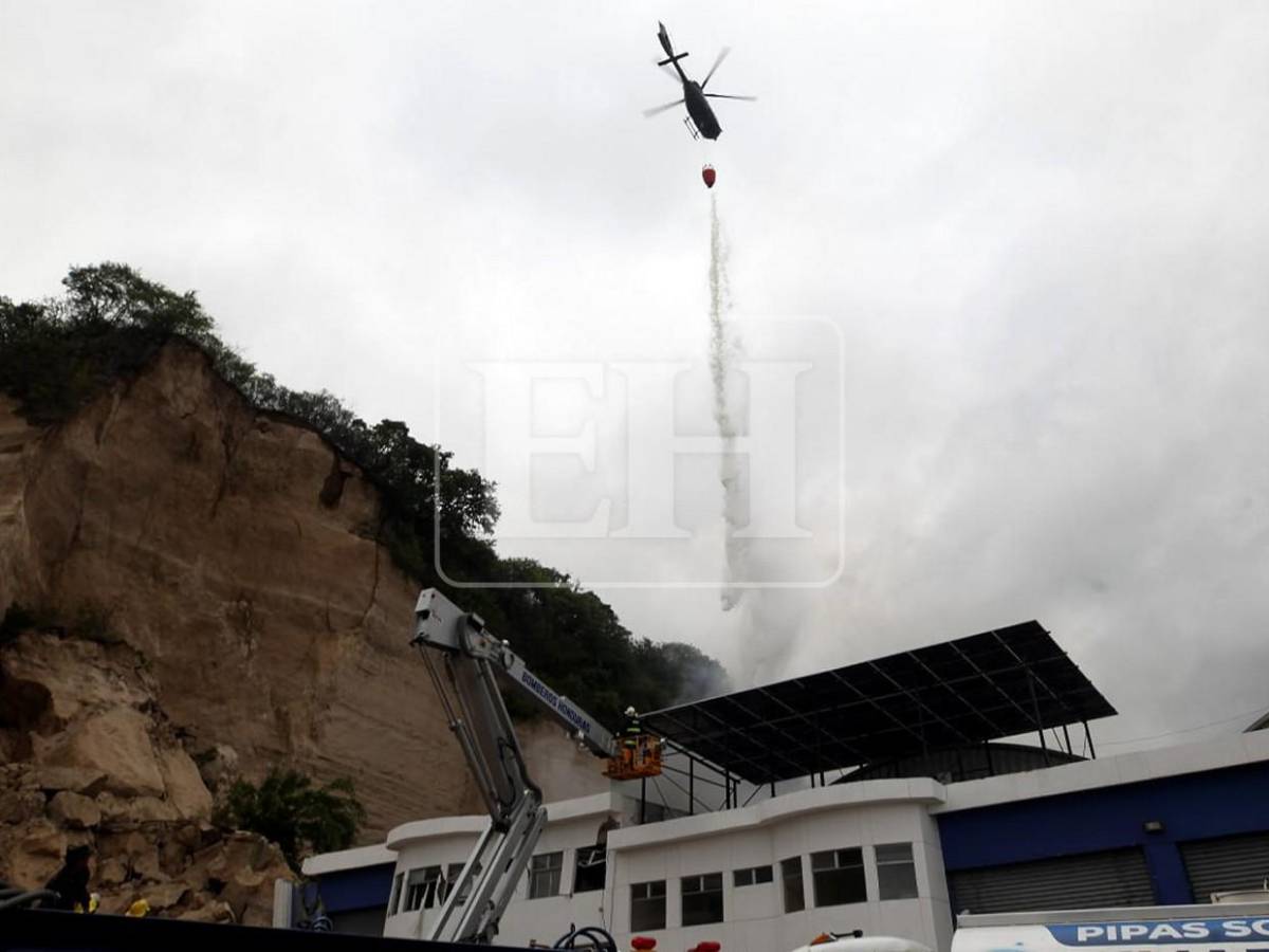 Grúas, tractores y helicóptero: el amplio despliegue de equipo pesado empleado tras derrumbe en la capital