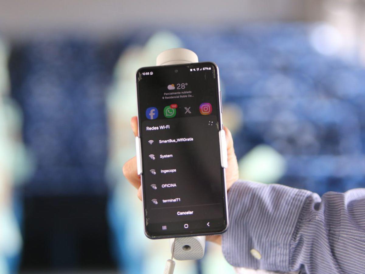 Las modernas unidades de la marca mexicana Dina, están equipadas con Wifi, cámaras de seguridad, reconocimiento facial y en caso de incidencias delictivas cuentan con un botón de pánico para generar una reacción de las autoridades de seguridad.