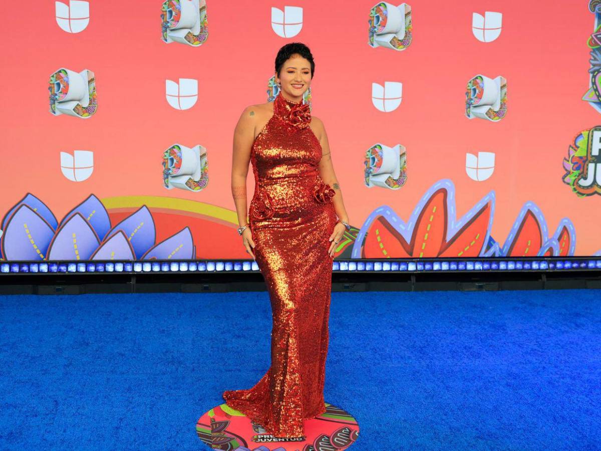 Así lucieron los famosos en la alfombra azul de Premios Juventud