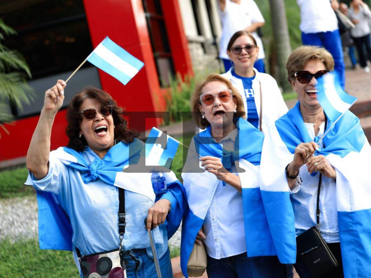 Con fe y devoción, cientos de personas caminaron por la paz y democracia en SPS