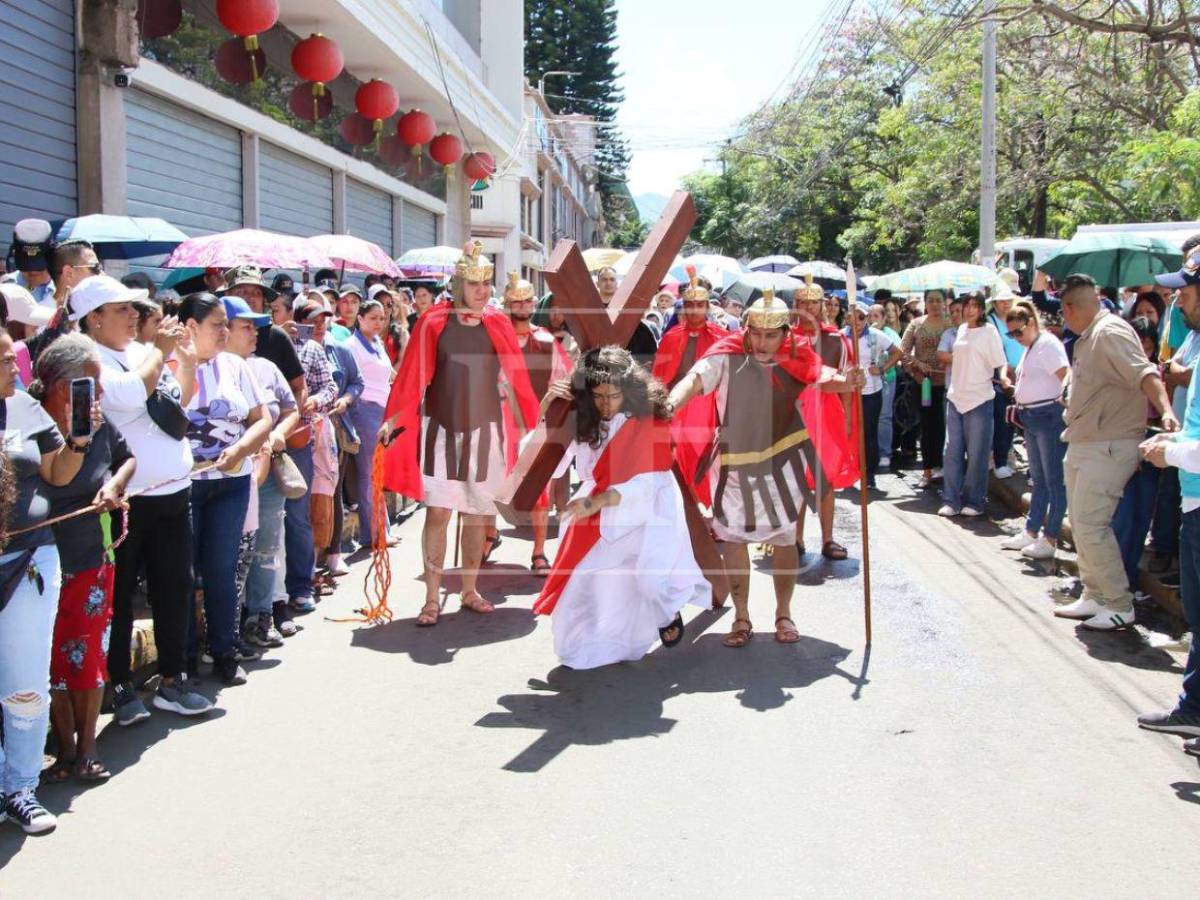 Desde su condena hasta su muerte: así se recorrieron las 14 estaciones del viacrucis