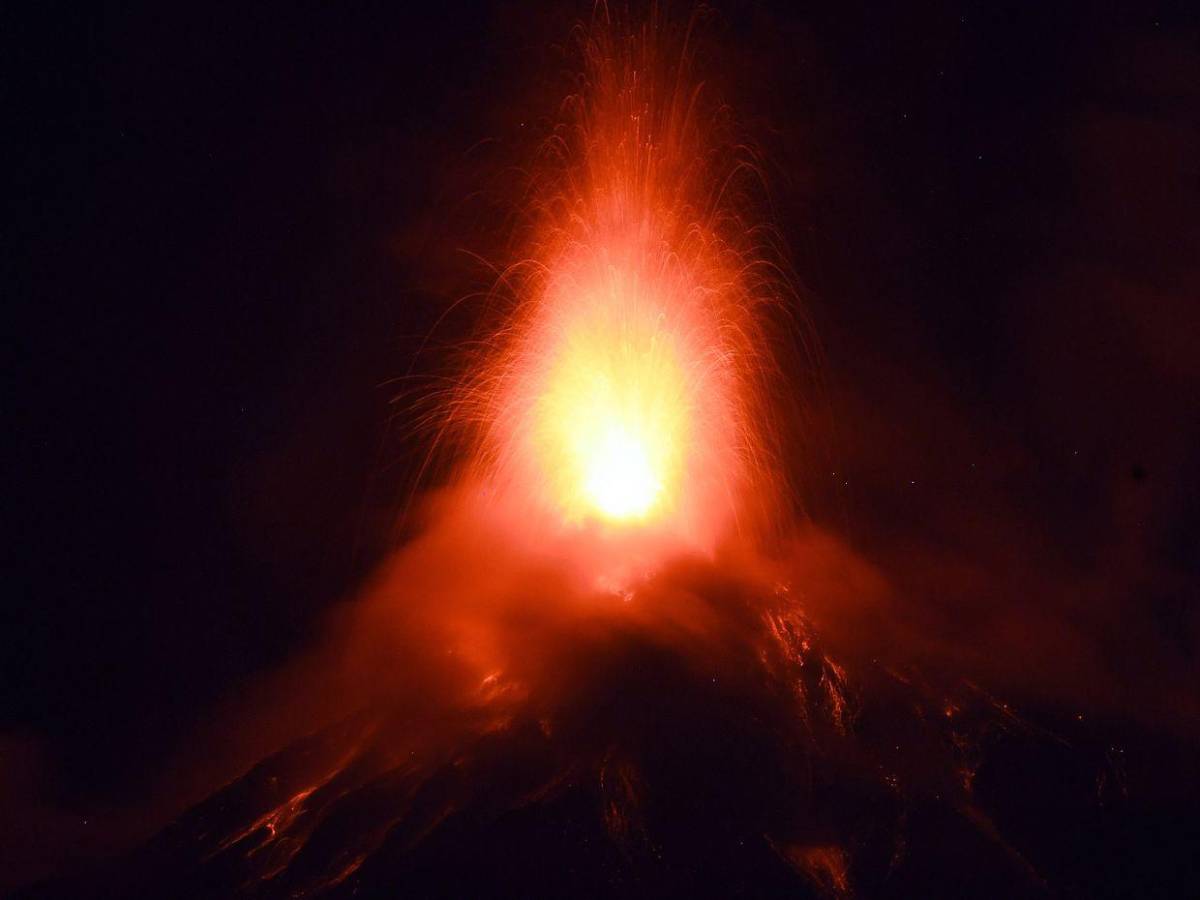 Dos aldeas evacuadas ante aumento de erupciones de Volcán de Fuego en Guatemala