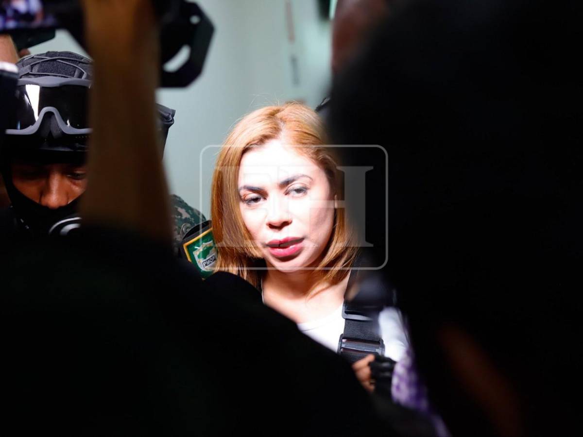 Sonriendo y denunciando amenazas, así salió de Tribunal la exfiscal Francia Sofía Medina
