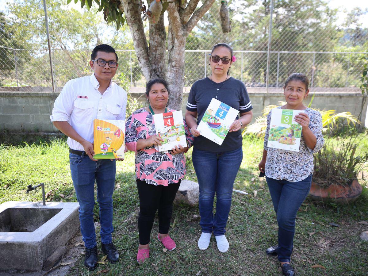 Las maestras de la Escuela 18 de Noviembre del barrio La Victoria recibieron los libros de Santillana.