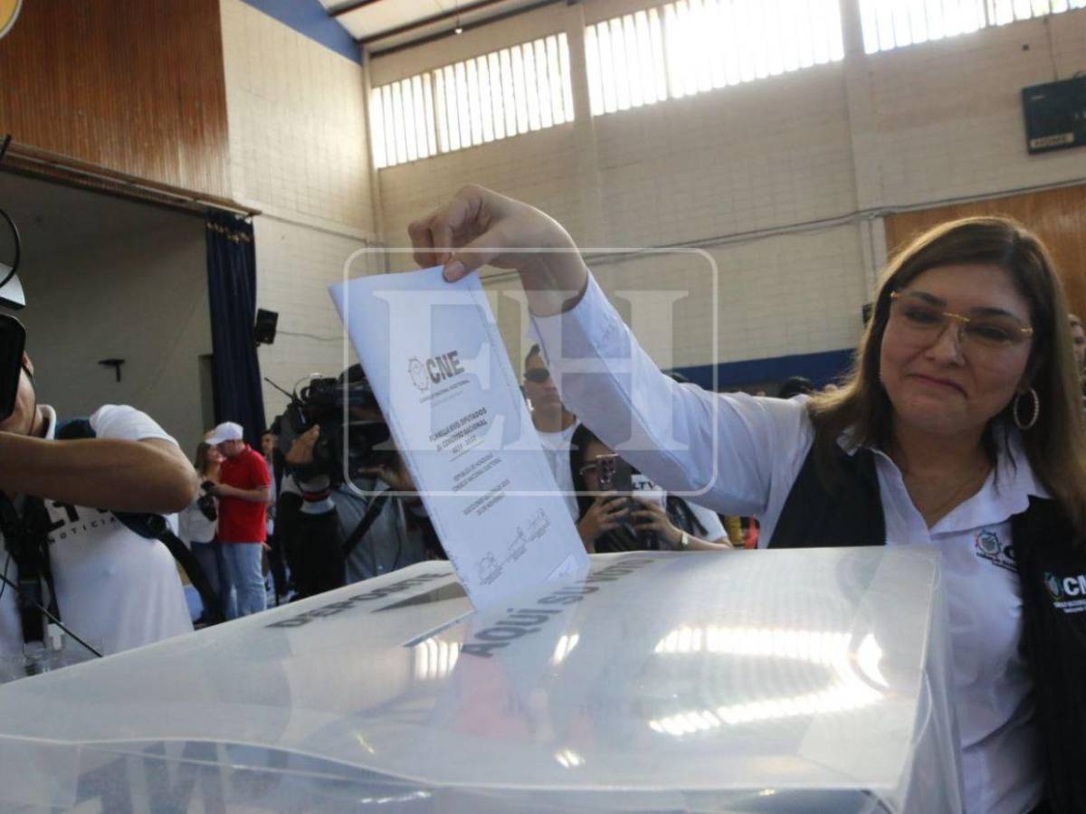 Ana Paola Hall ejerce su voto y llama a una jornada electoral responsable