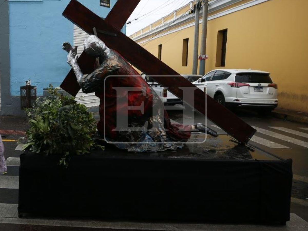 El centro de Tegucigalpa se pinta de colores con las alfombras de aserrín para el Domingo Santo