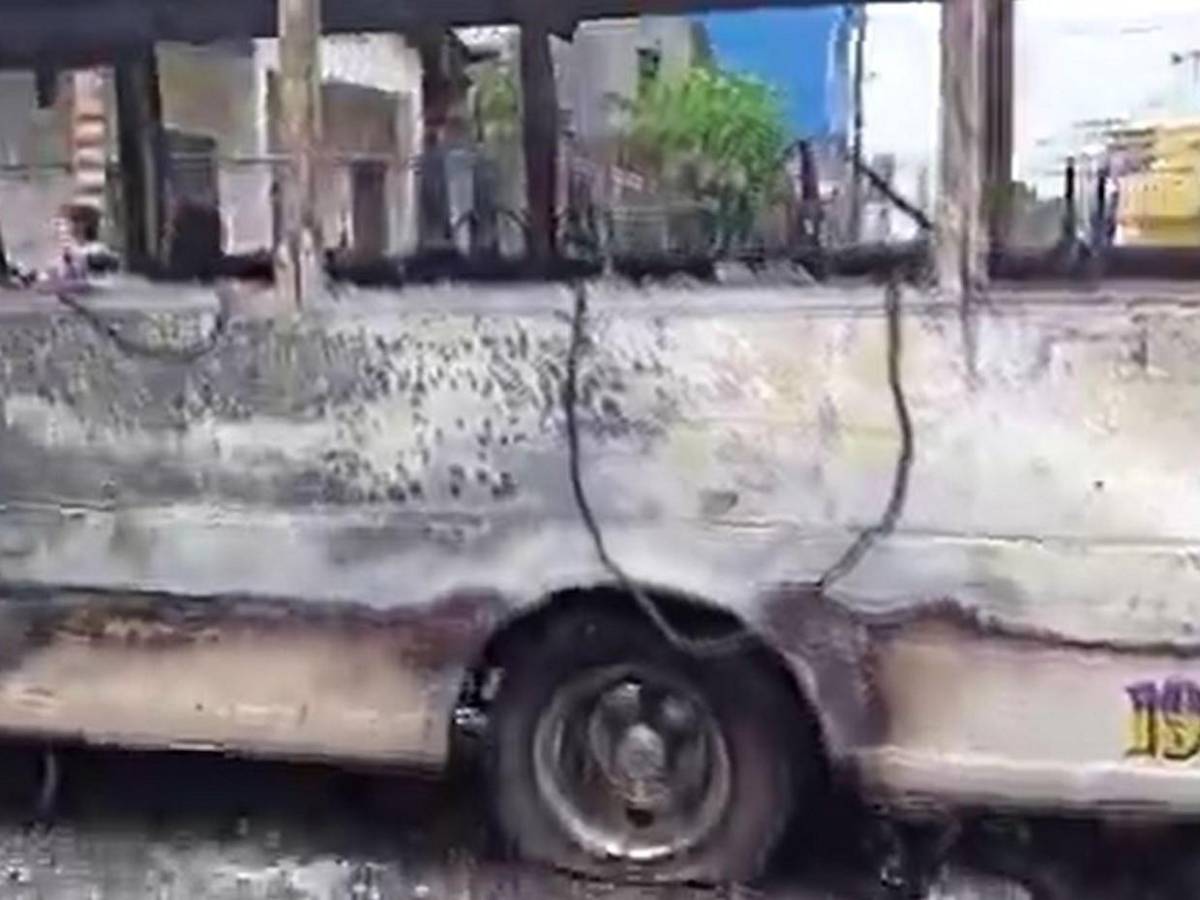 Motociclista quedó envuelto en llamas al explotar su moto tras choque con bus en SPS