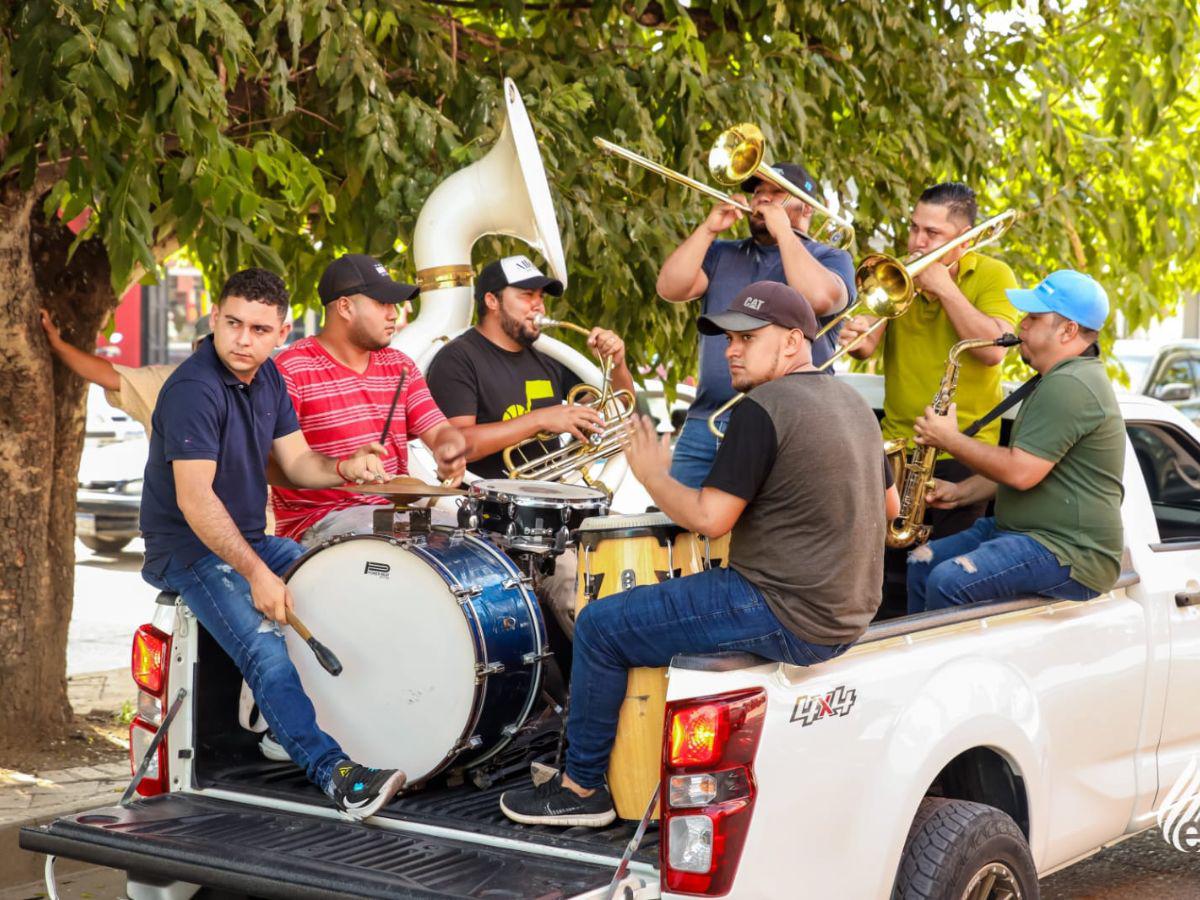 Los músicos de la Banda Los Gemelos amenizó la caravana.