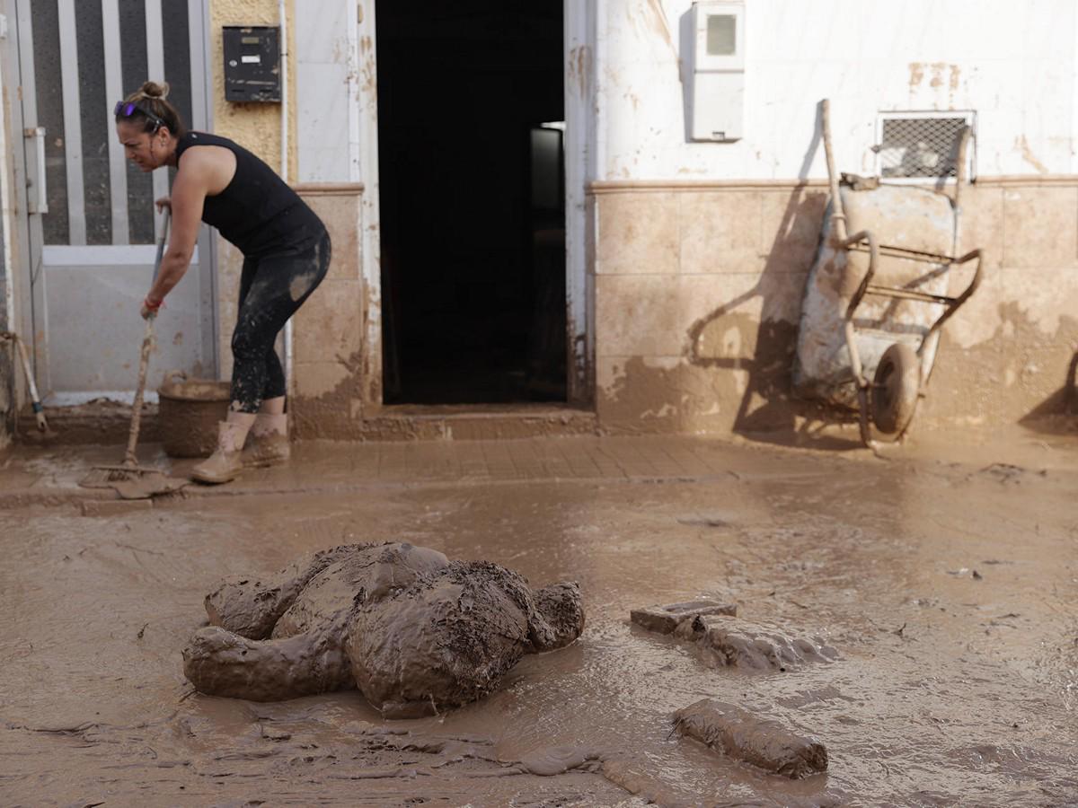 Cientos de voluntarios trabajan en la limpieza y búsqueda de desaparecidos en Valencia Cientos de voluntarios trabajan en la limpieza y búsqueda de desaparecidos en Valencia
