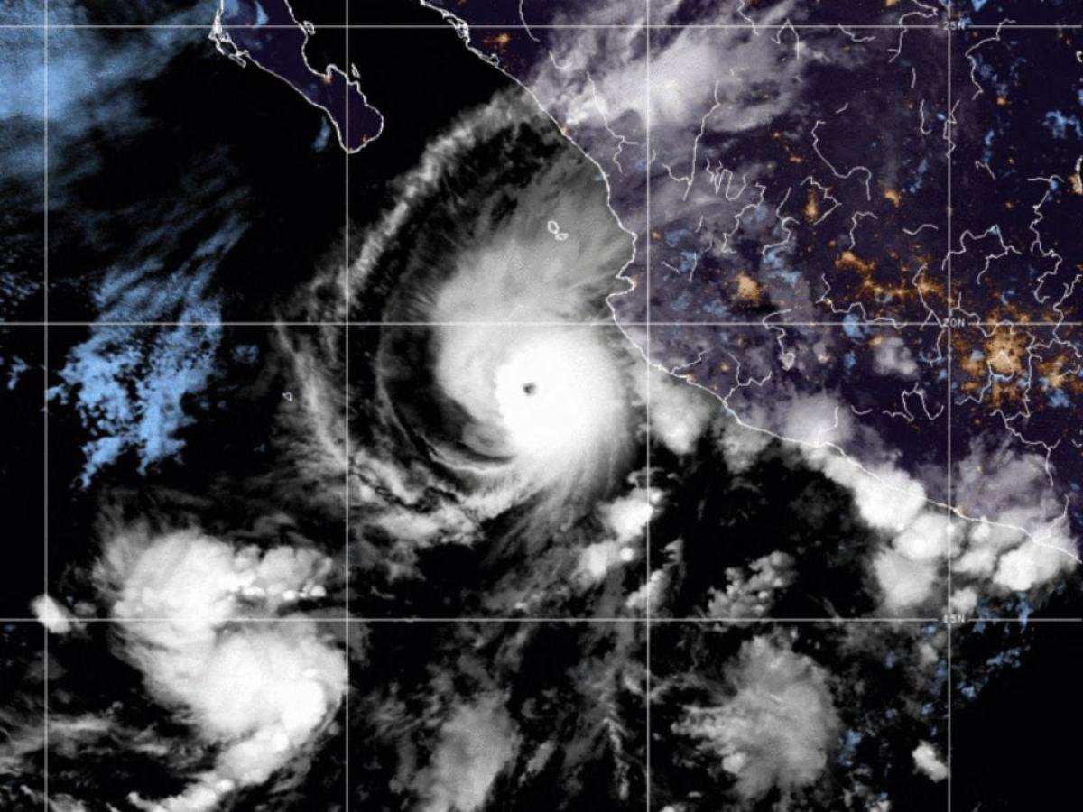 Orlene se convierte en huracán de categoría 4 frente a costas mexicanas del Pacífico
