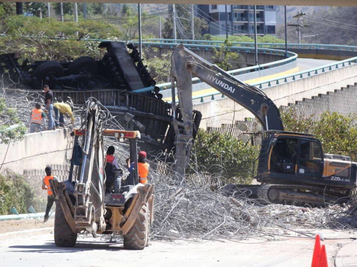 Así avanza la demolición de la rampa del puente Juan Manuel Gálvez tras colapsar