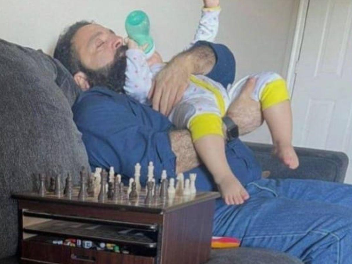 Como evidencia, compartió fotografías en las que se observa al parlamentario cargando a la bebé.