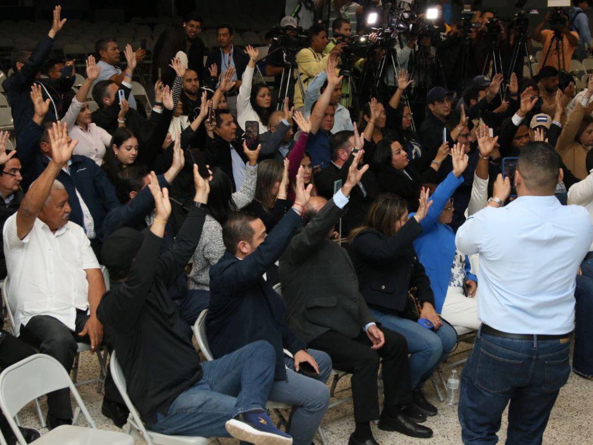 En una iglesia y con más de 70 diputados: así se desarrolla sesión extraordinaria de la oposición