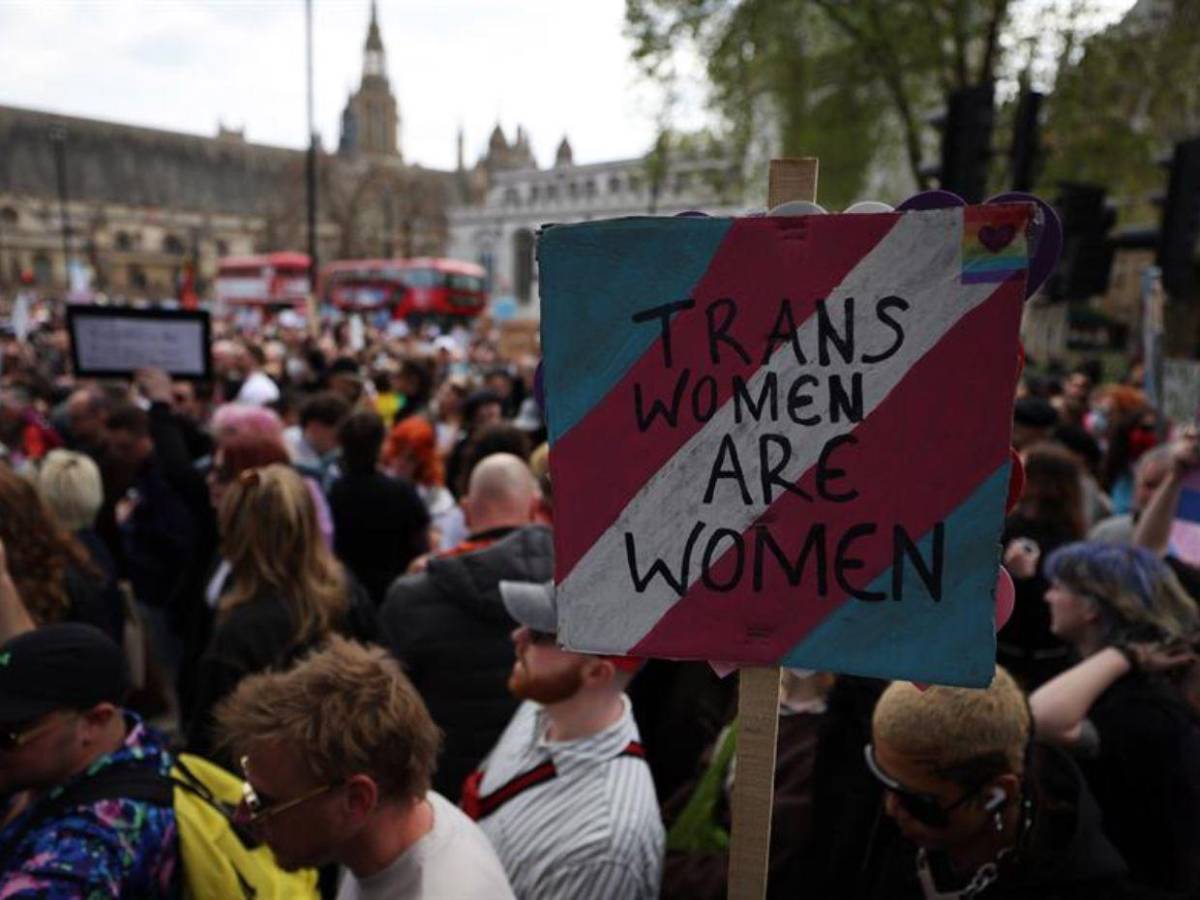 Tribunal de Reino Unido limita la definición legal de mujer al sexo biológico; miles salen a protestar