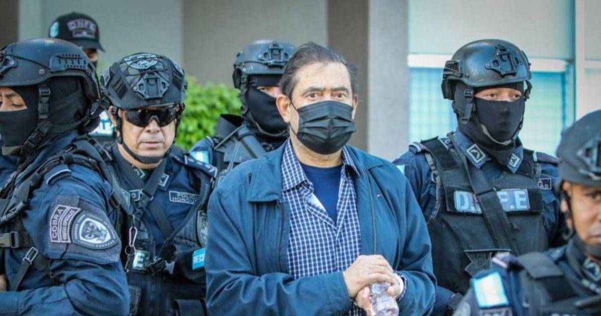 Los uniformes que tienen preso a Roberto Cosenza