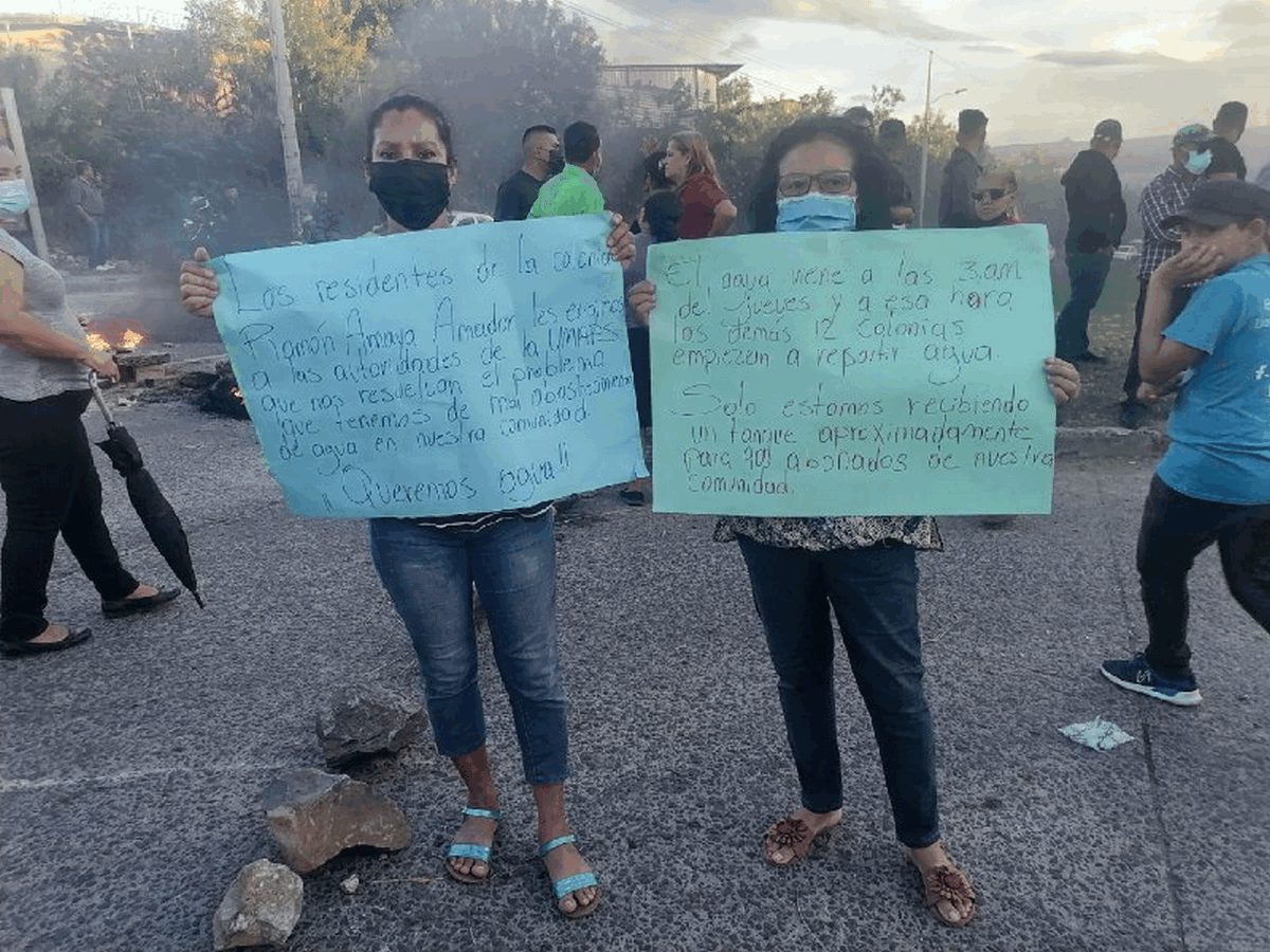 Con carteles salieron a las calles los vecinos de la colonia capitalina.