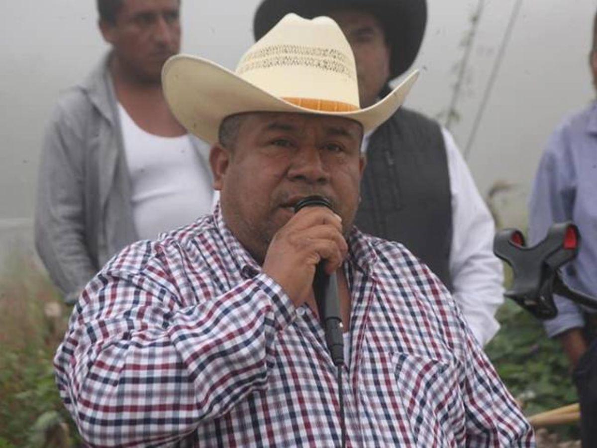 Comando armado asesina a alcalde mientras iba en su carro en México