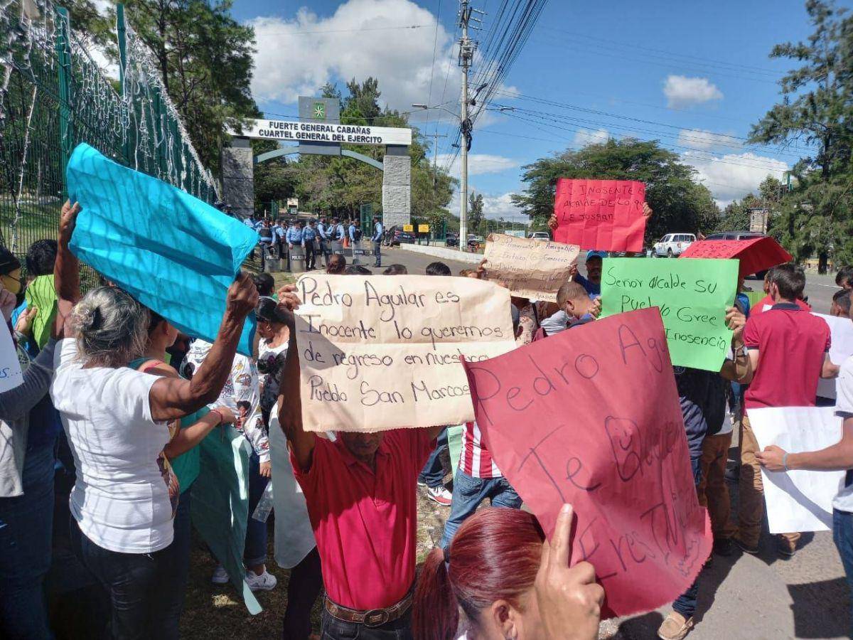 Ciudadanos exigen la liberación del alcalde de San Marcos, Santa Bárbara, durante audiencia inicial